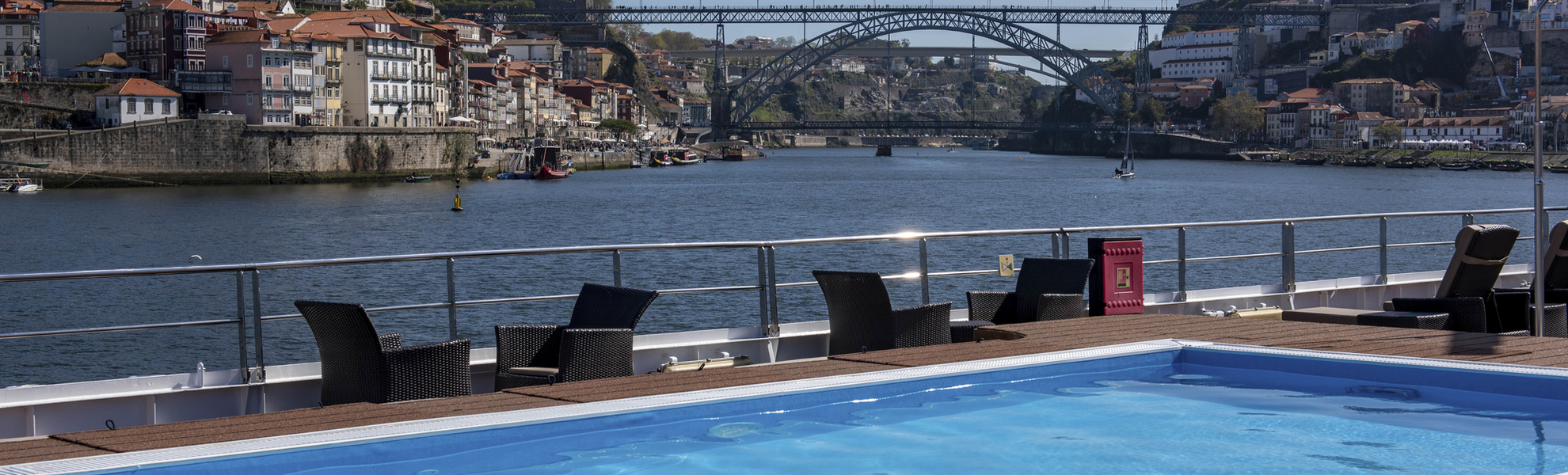Sonnendeck mit Pool - © Rui Ribeiro