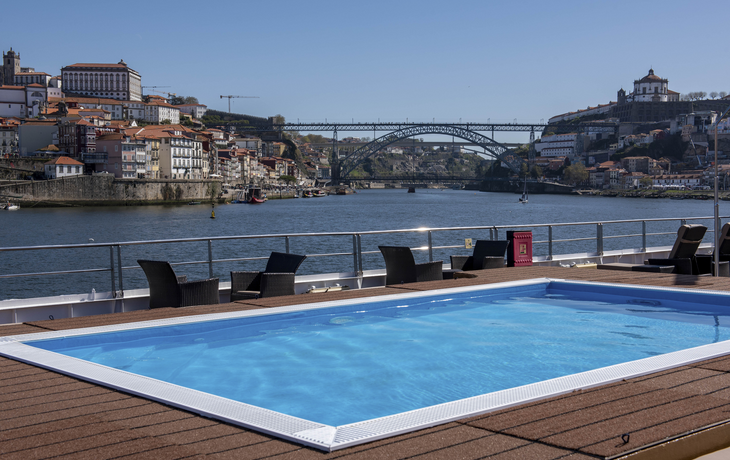 Sonnendeck mit Pool - © Rui Ribeiro