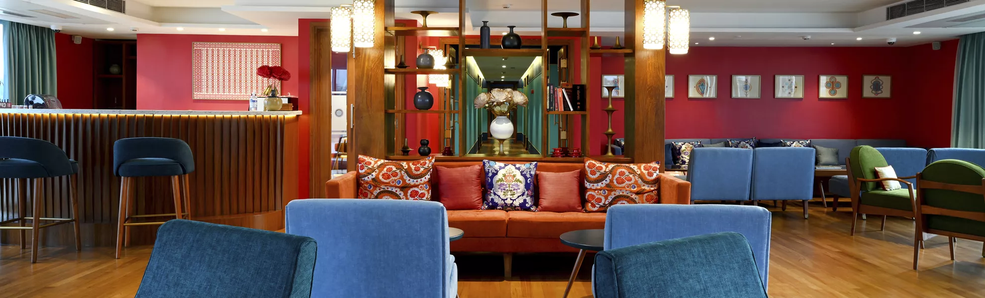 Indoor Lounge mit Bar