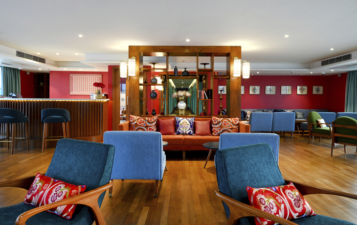 Indoor Lounge mit Bar