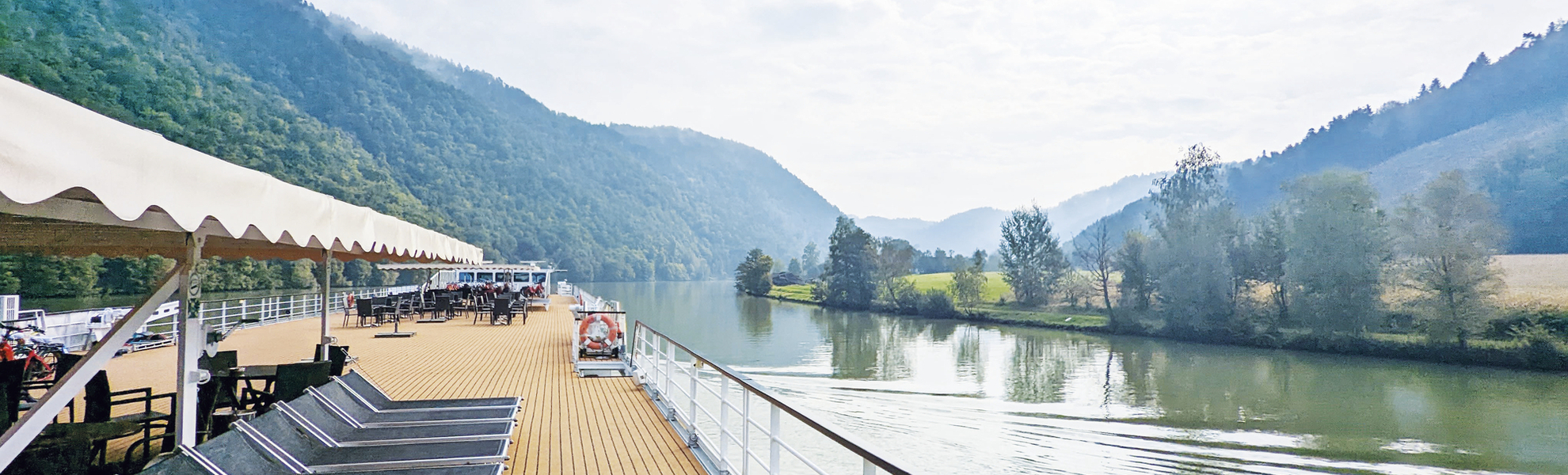 Sonnendeck mit Liegestühlen