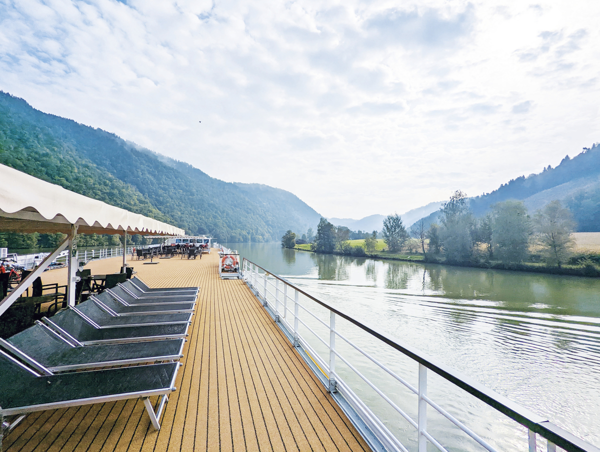 Sonnendeck mit Liegestühlen