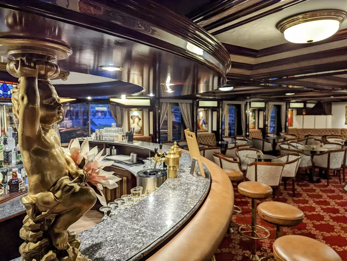 Lounge mit Bar