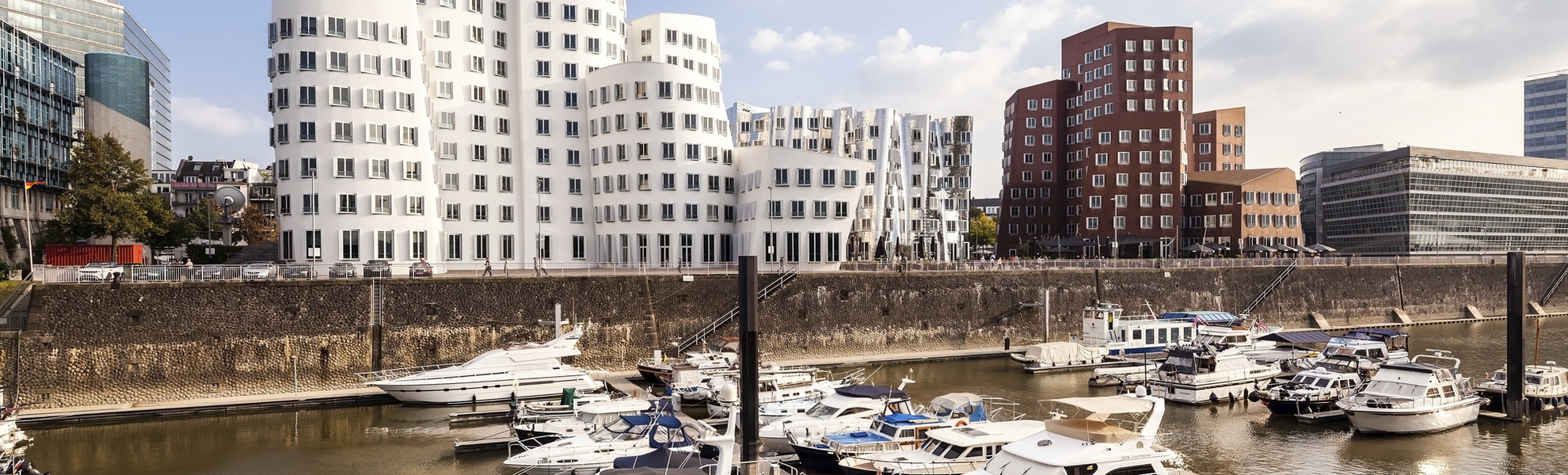 Gehry-Bauten am Neuen Zollhof, Düsseldorf - © shutterstock_238407208