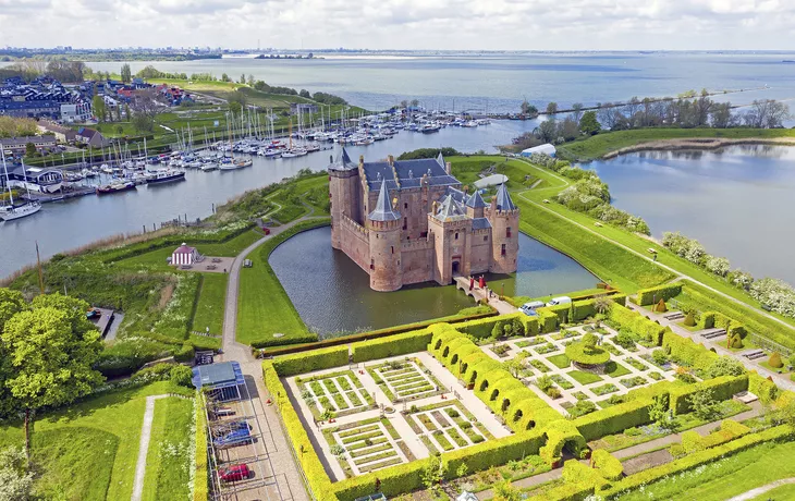 Schloss Muiderslot - © Copyright (c) 2021 Steve Photography/Shutterstock.  No use without permission.