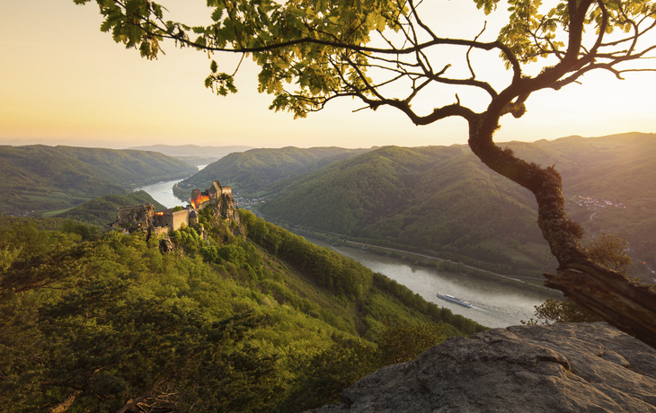 Stralsund, im Hintergrund die Insel Rügen - © Manuel Schnfeld - Fotolia