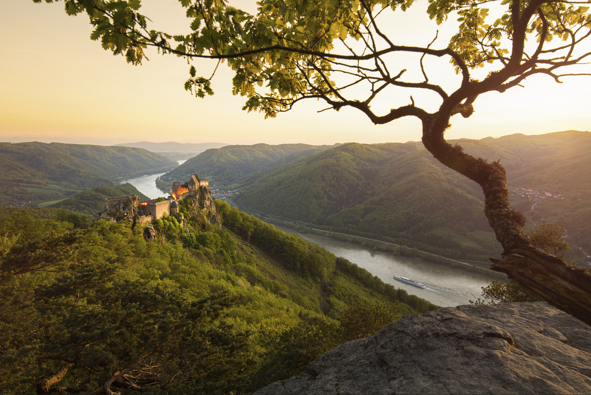 Stralsund, im Hintergrund die Insel Rügen - © Manuel Schnfeld - Fotolia