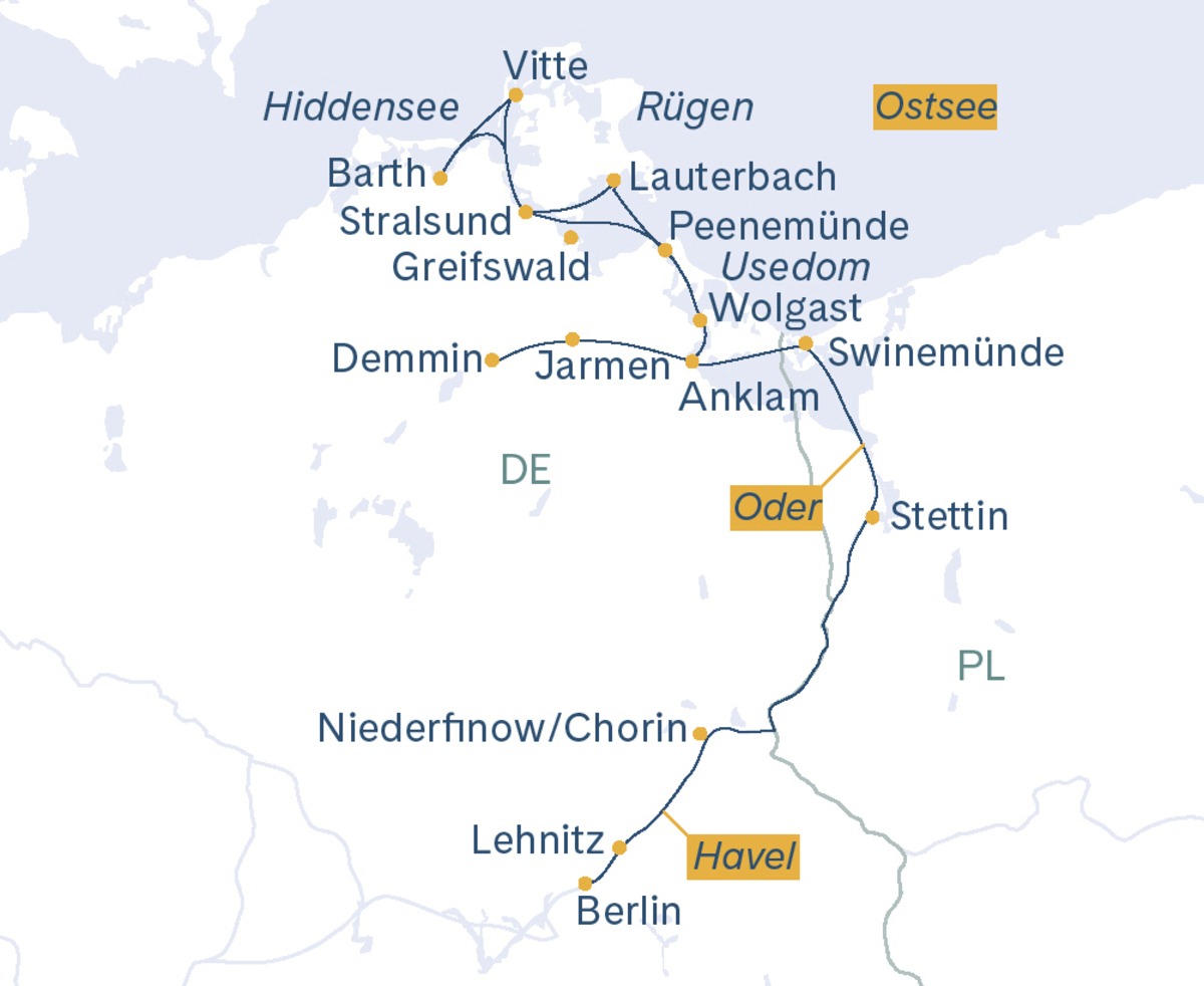 Strasse durch Reisefeld - © patpitchaya - stock.adobe.com