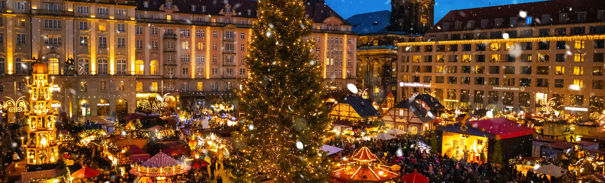 Menschen besuchen den Weihnachtsmarkt Striezelmarkt in Dresden - © dtatiana - stock.adobe.com Menschen besuchen den Weihnachtsmarkt Striezelmarkt in Dresden - © dtatiana - stock.adobe.com