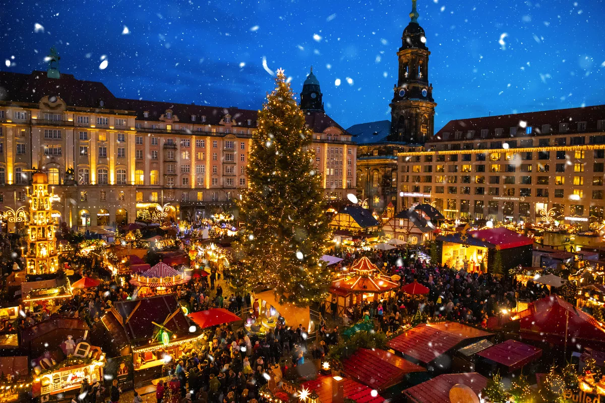 Menschen besuchen den Weihnachtsmarkt Striezelmarkt in Dresden - © dtatiana - stock.adobe.com Menschen besuchen den Weihnachtsmarkt Striezelmarkt in Dresden - © dtatiana - stock.adobe.com