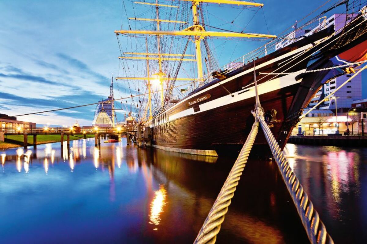 Strasse durch Reisefeld - © patpitchaya - stock.adobe.com