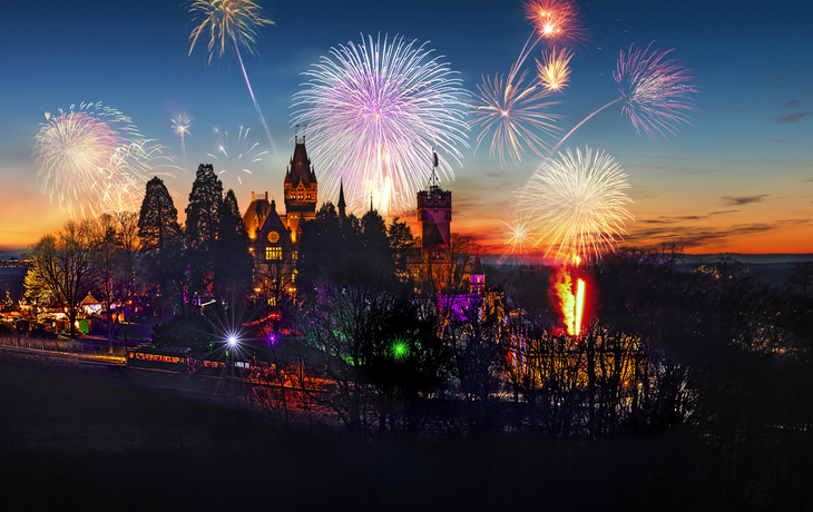 Strasse durch Reisefeld - © patpitchaya - stock.adobe.com