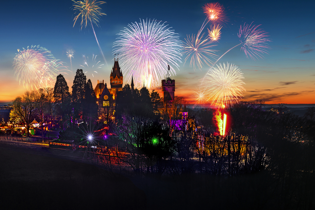 Strasse durch Reisefeld - © patpitchaya - stock.adobe.com