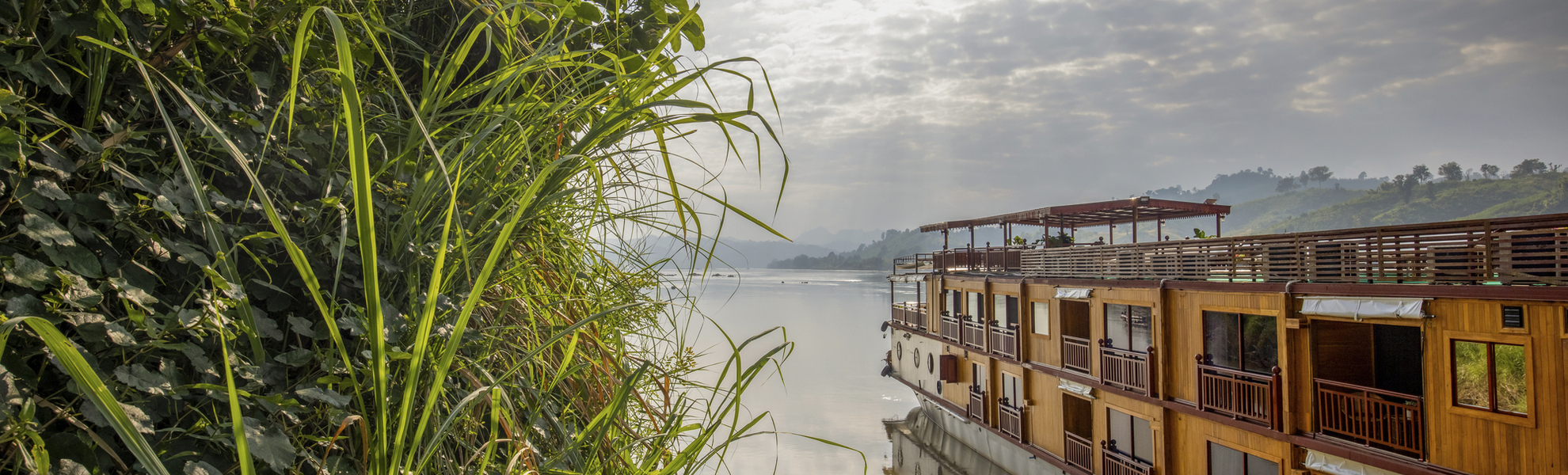 RV Mekong Star am Ufer - © Holger Leue / www.leue-photo.com