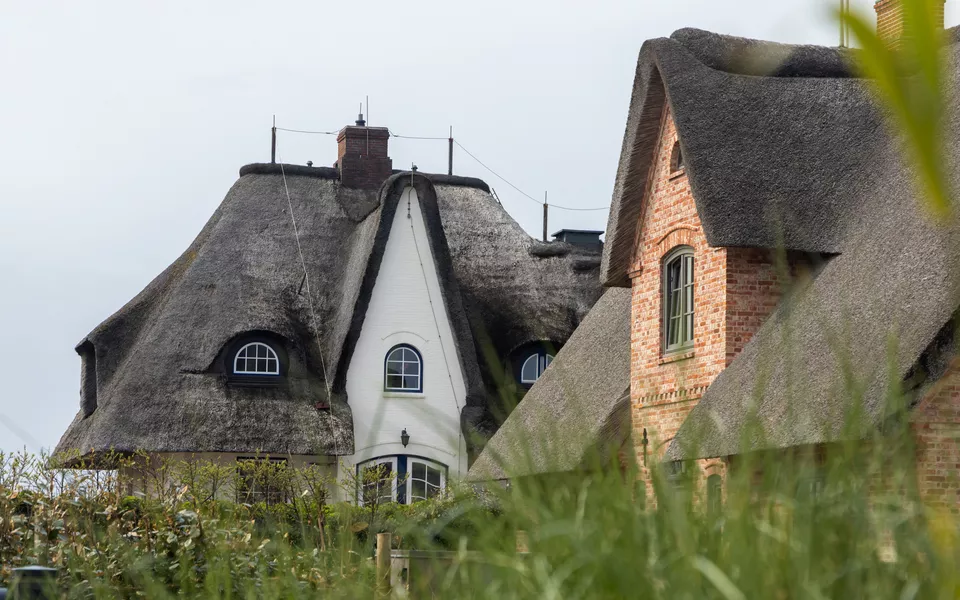 typisches Backsteinhaus mit Reetdach auf Sylt - © 1take1shot - stock.adobe.com