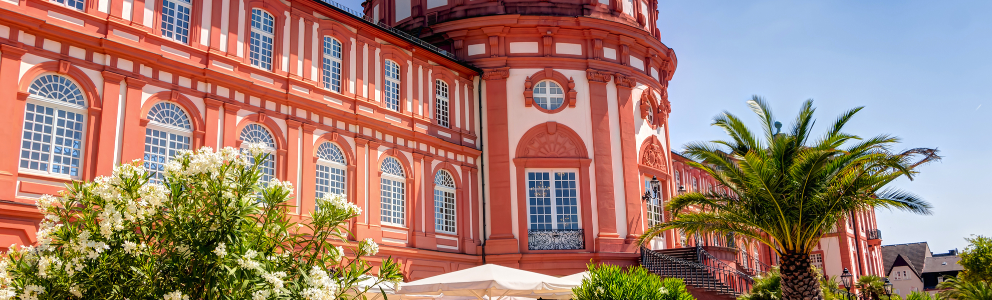 Schloss Biebrich in Wiesbaden an einem Sommertag - © mije shots - stock.adobe.com