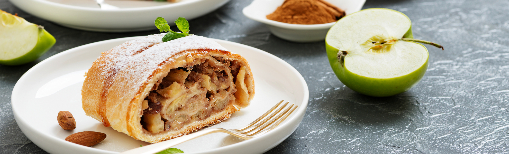Selbst gemachter Apfelstrudel mit frischen Äpfeln,Nüsse und Puderzucker. - ©Nelea Reazanteva - stock.adobe.com
