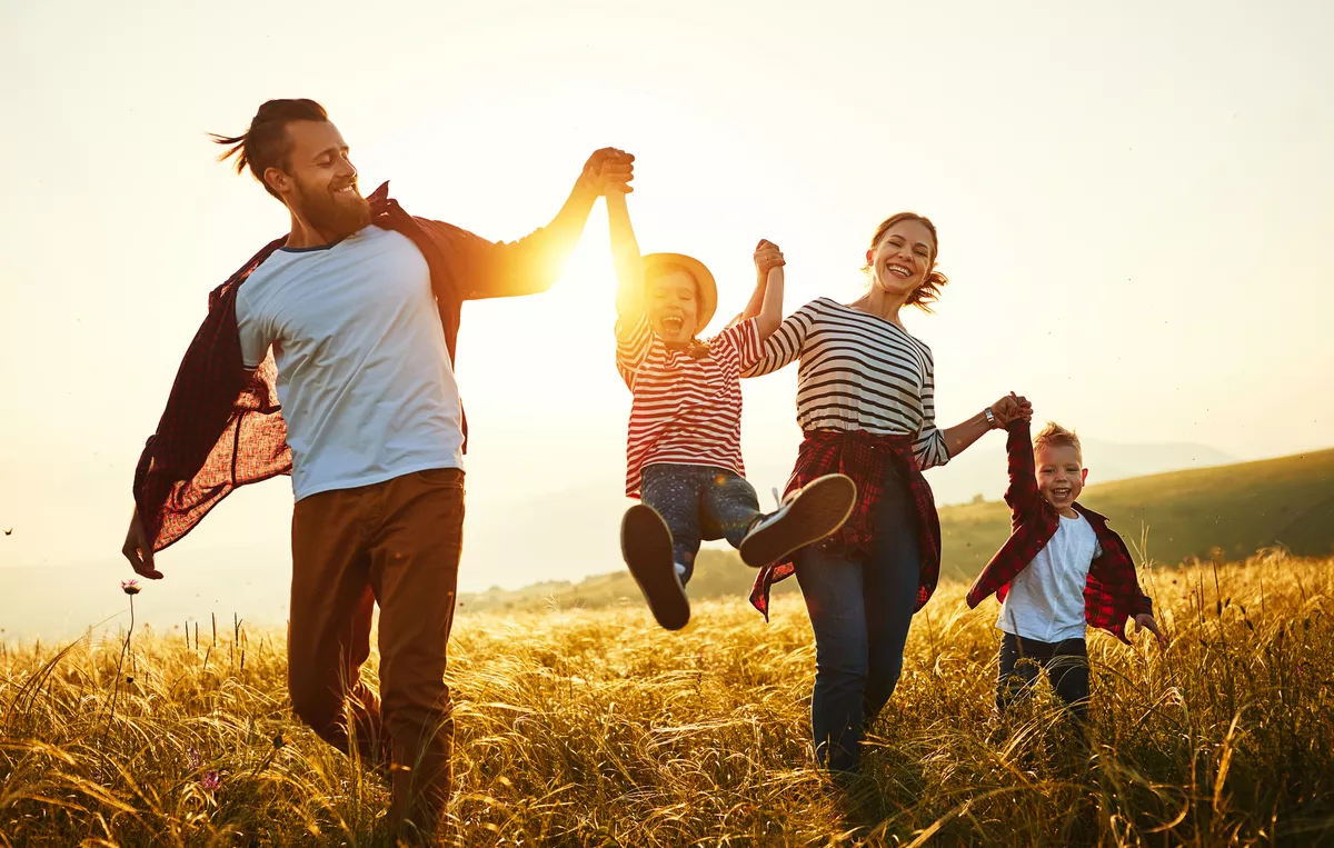 Glückliche Familie: Mutter, Vater, Kinder, Sohn und Tochter bei Sonnenuntergang - ©JenkoAtaman - stock.adobe.com