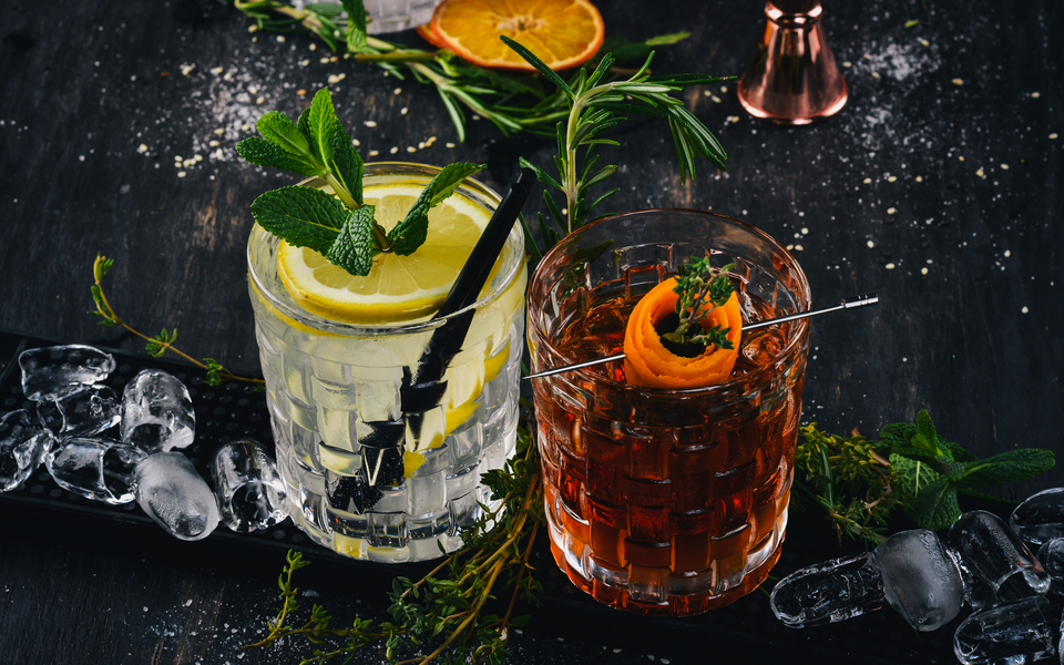 zwei alkoholische Cocktails auf schwarzem Tisch - © Yaruniv-Studio - stock.adobe.com