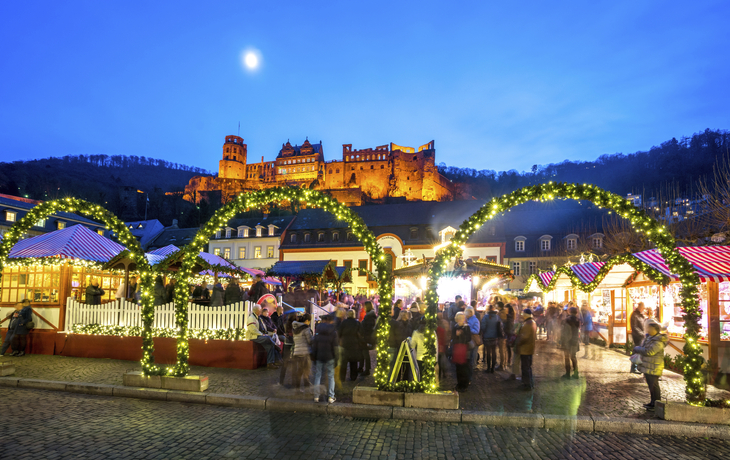 © Sina Ettmer - stock.adobe.com - Weihnachtsmarkt, Heidelberg