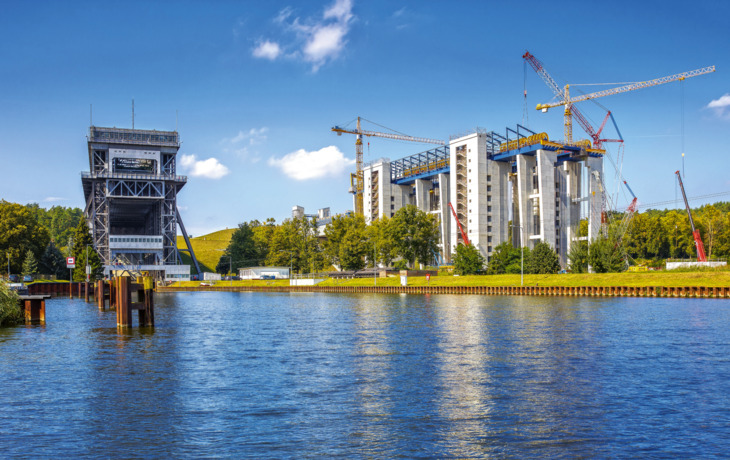 © spuno - Fotolia - in Bau befindliches neues Schiffshebewerk in Niederfinow unmittelbar neben dem historischen alten Hebewerk
