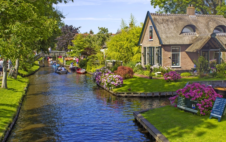 Giethoorn in der nordöstlichen niederländischen Provinz Overijssel - © Mira Drozdowski - stock.adobe.com