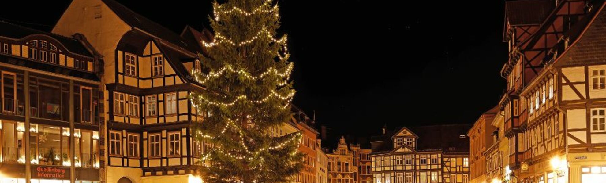 Weihnachtsbaum auf Marktplatz - © Thomas Jablonski - Fotolia