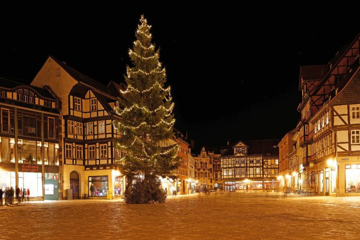 Weihnachtsbaum auf Marktplatz - © Thomas Jablonski - Fotolia