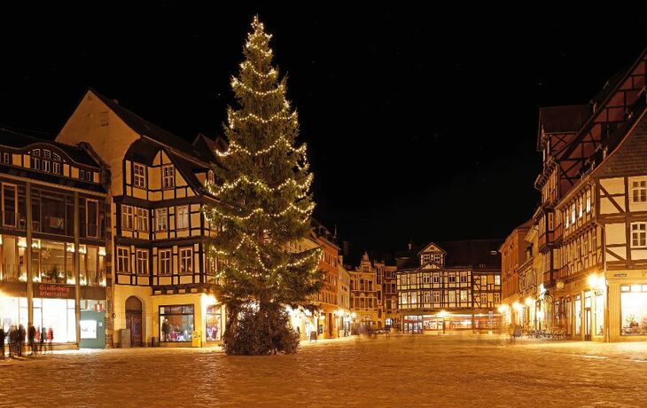 Weihnachtsbaum auf Marktplatz - © Thomas Jablonski - Fotolia