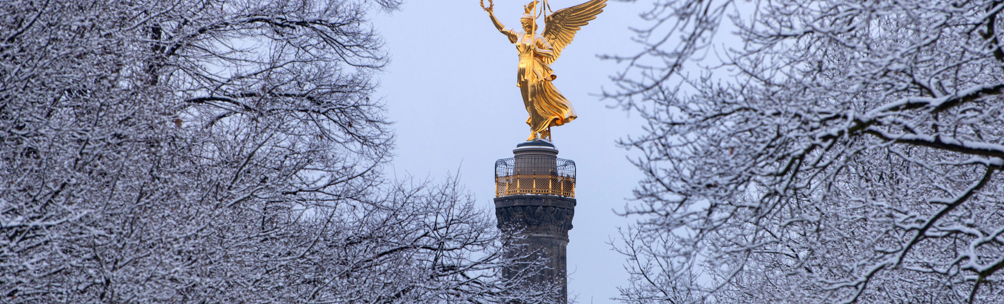 Siegessäule in Berlin im Winterkleid - © travelguide - stock.adobe.com