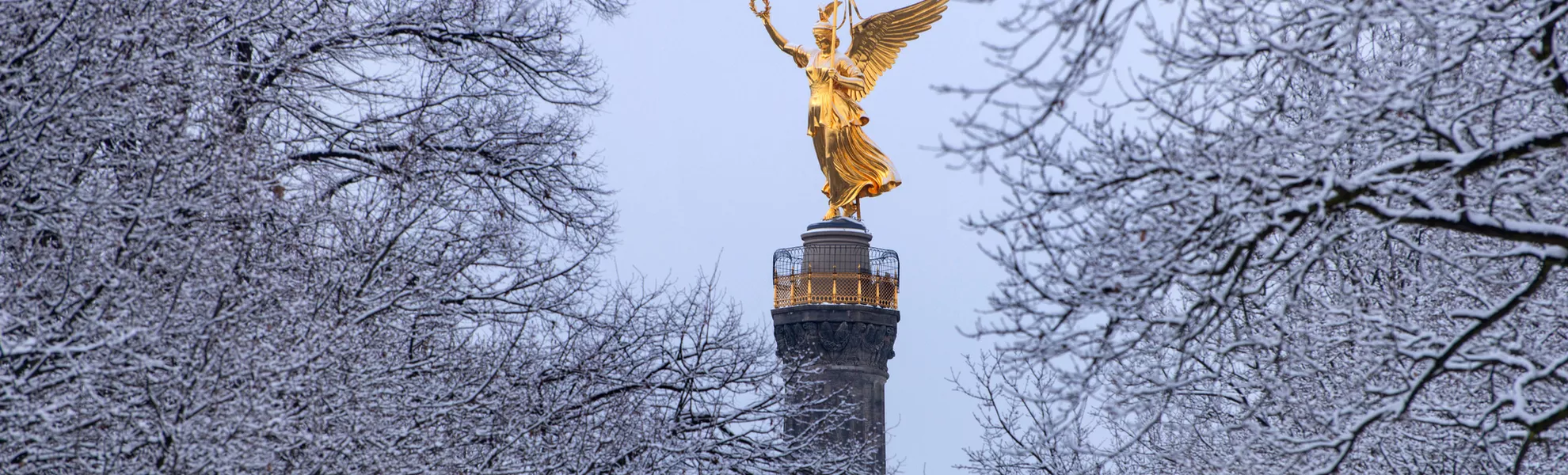 Siegessäule in Berlin im Winterkleid - © travelguide - stock.adobe.com