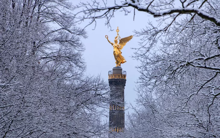 Siegessäule in Berlin im Winterkleid - © travelguide - stock.adobe.com