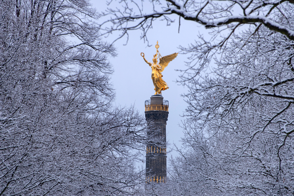 Siegessäule in Berlin im Winterkleid - © travelguide - stock.adobe.com