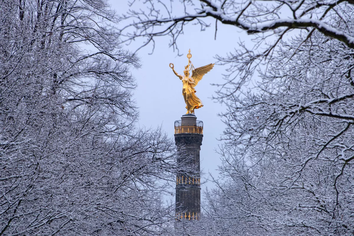 Siegessäule in Berlin im Winterkleid - © travelguide - stock.adobe.com
