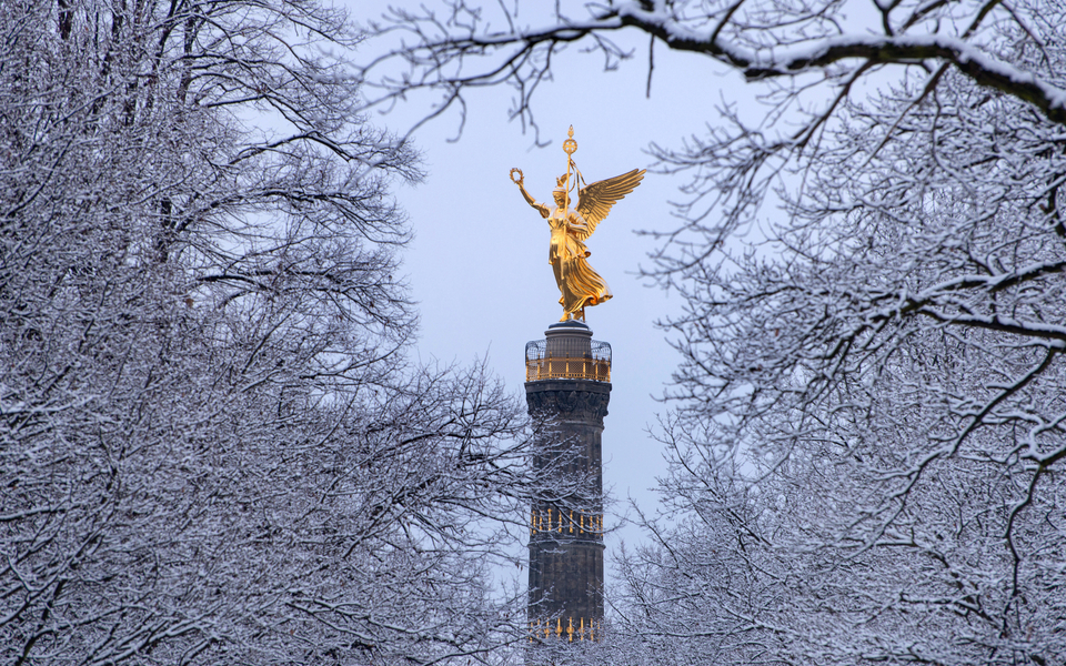 Siegessäule in Berlin im Winterkleid - © travelguide - stock.adobe.com