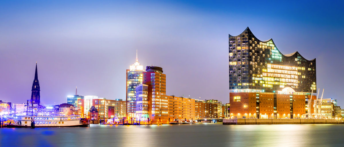 Elbphilharmonie und Hamburger Hafen bei Nacht - ©John Smith - stock.adobe.com