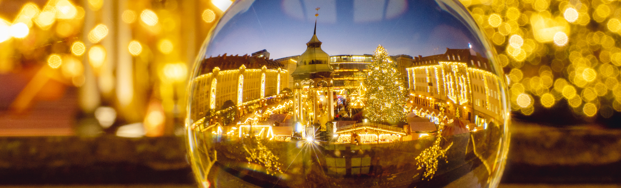 Magdeburger Weihnachtsmarkt in der Lichterkugel - © Andrea Schwingel - stock.adobe.com