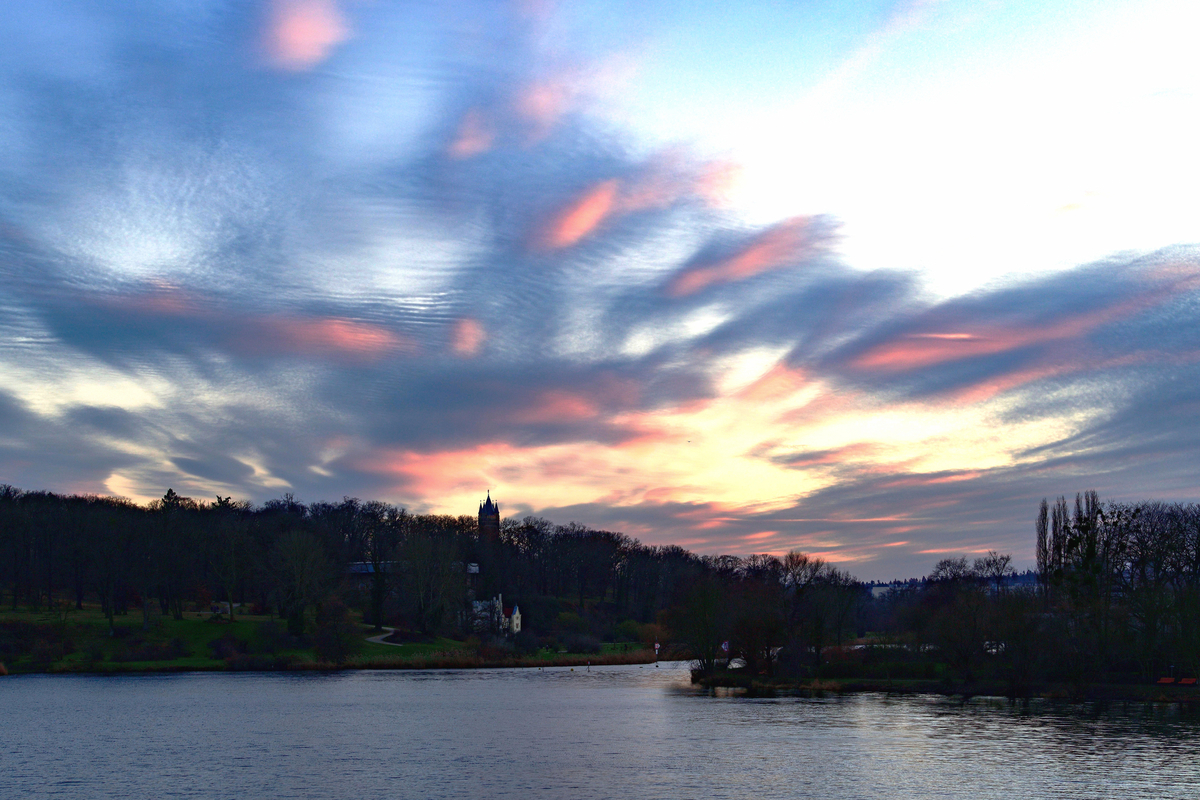 Blick von der Glienicker Brücke  über den Tiefen See in Richtung Babelsberg mit dem Flatowturm - © stadelpeter - stock.adobe.com