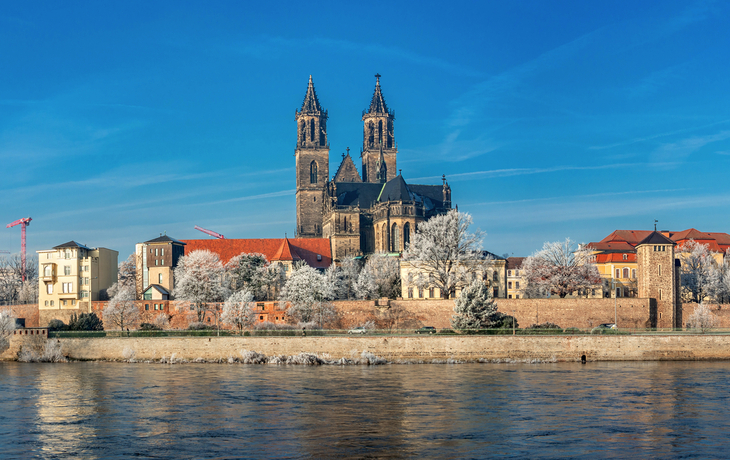 Panoramablick über die historische Innenstadt von Magdeburg im Winter - © neurobite - stock.adobe.com