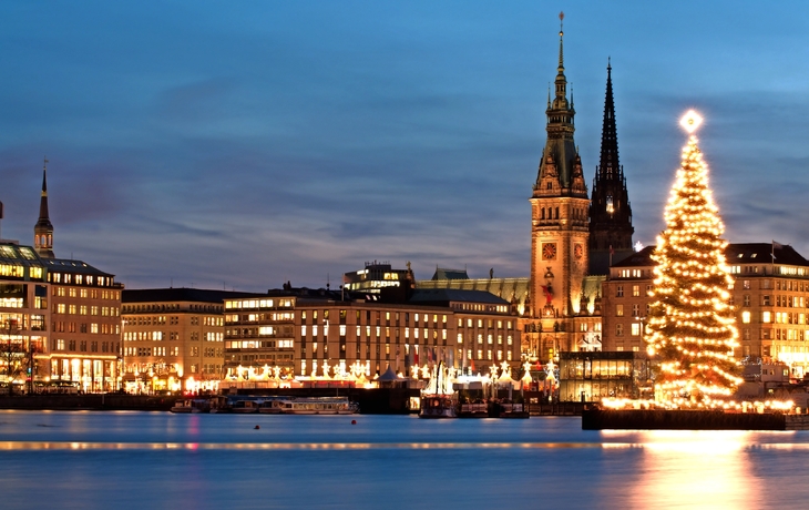 Neuer Jungfernstieg vor Weihnachten in Hamburg, Deutschland - © m. letschert - stock.adobe.com