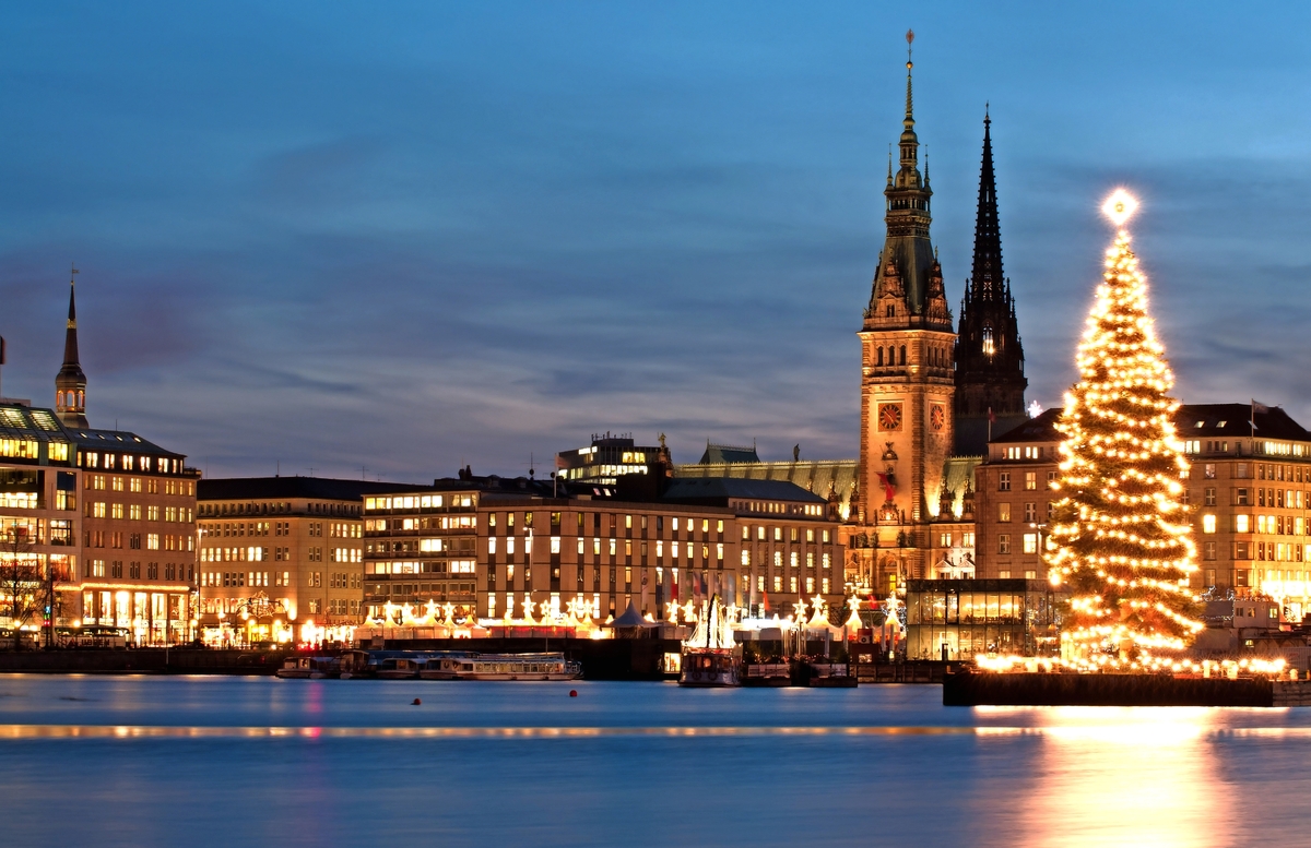 Neuer Jungfernstieg vor Weihnachten in Hamburg, Deutschland - © m. letschert - stock.adobe.com