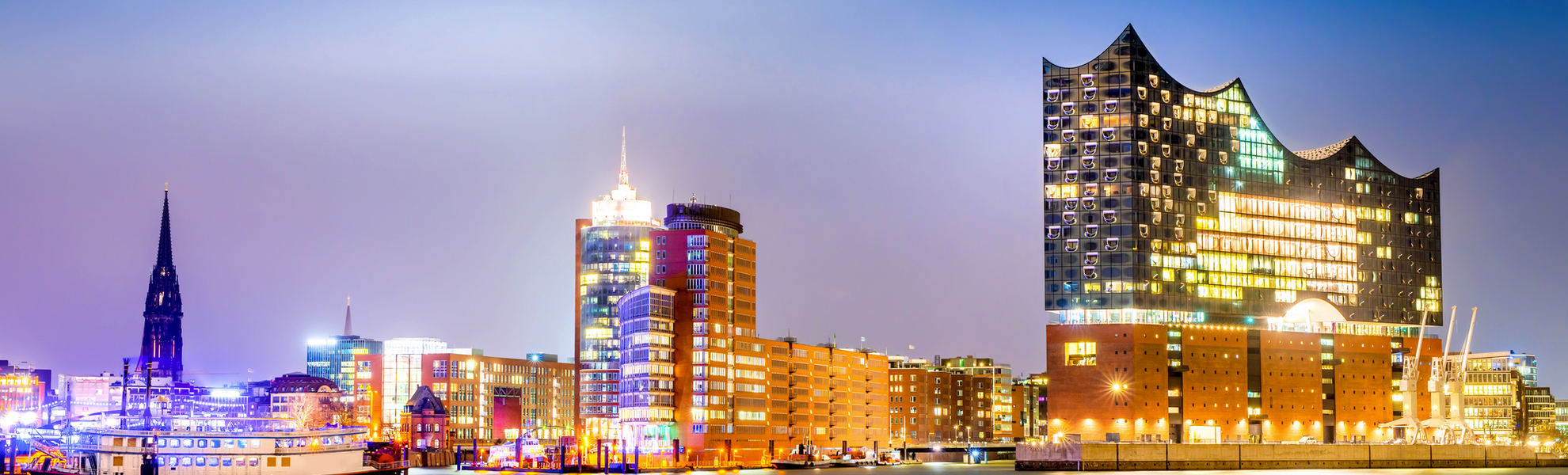 Elbphilharmonie und Hamburger Hafen bei Nacht - ©John Smith - stock.adobe.com