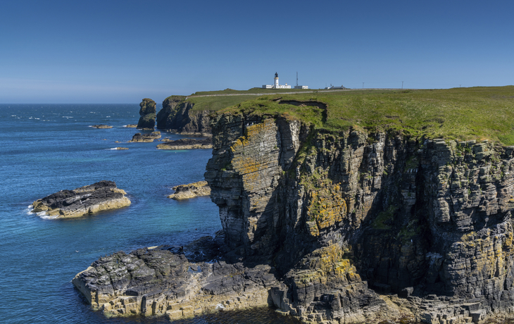 Küste von Caithness und Leuchtturm von Noss Head, Schottland - © Getty Images