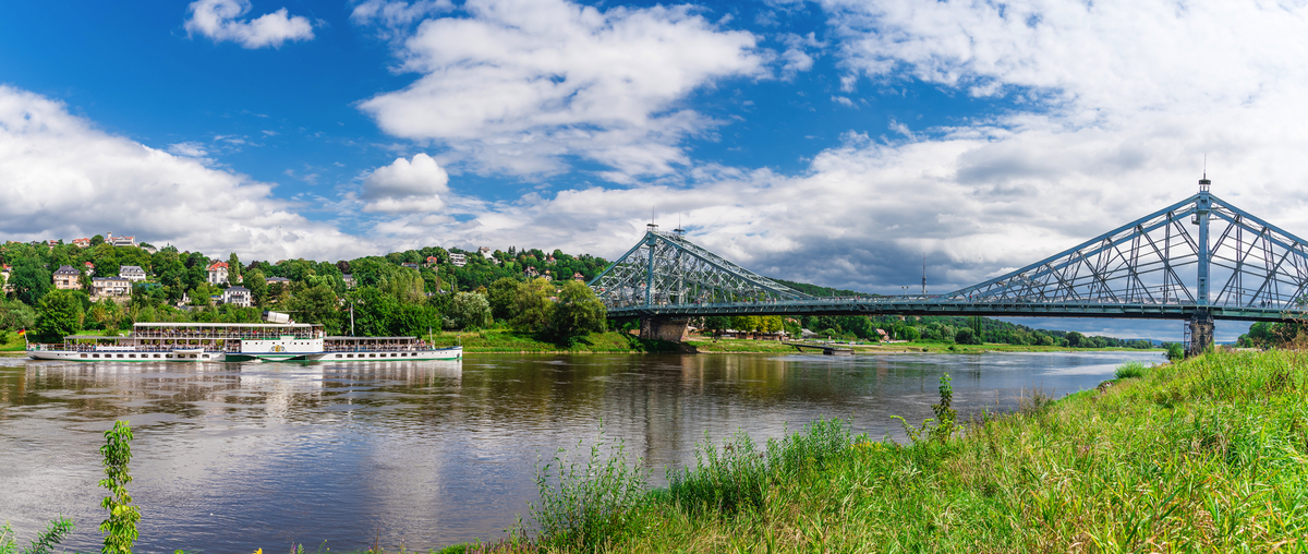 Blaues Wunder und Dampfschiff in Dresden - © Mattoff - stock.adobe.com