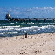 Seebrücke an der Ostseeküste in Zingst auf dem Fischland-Darß