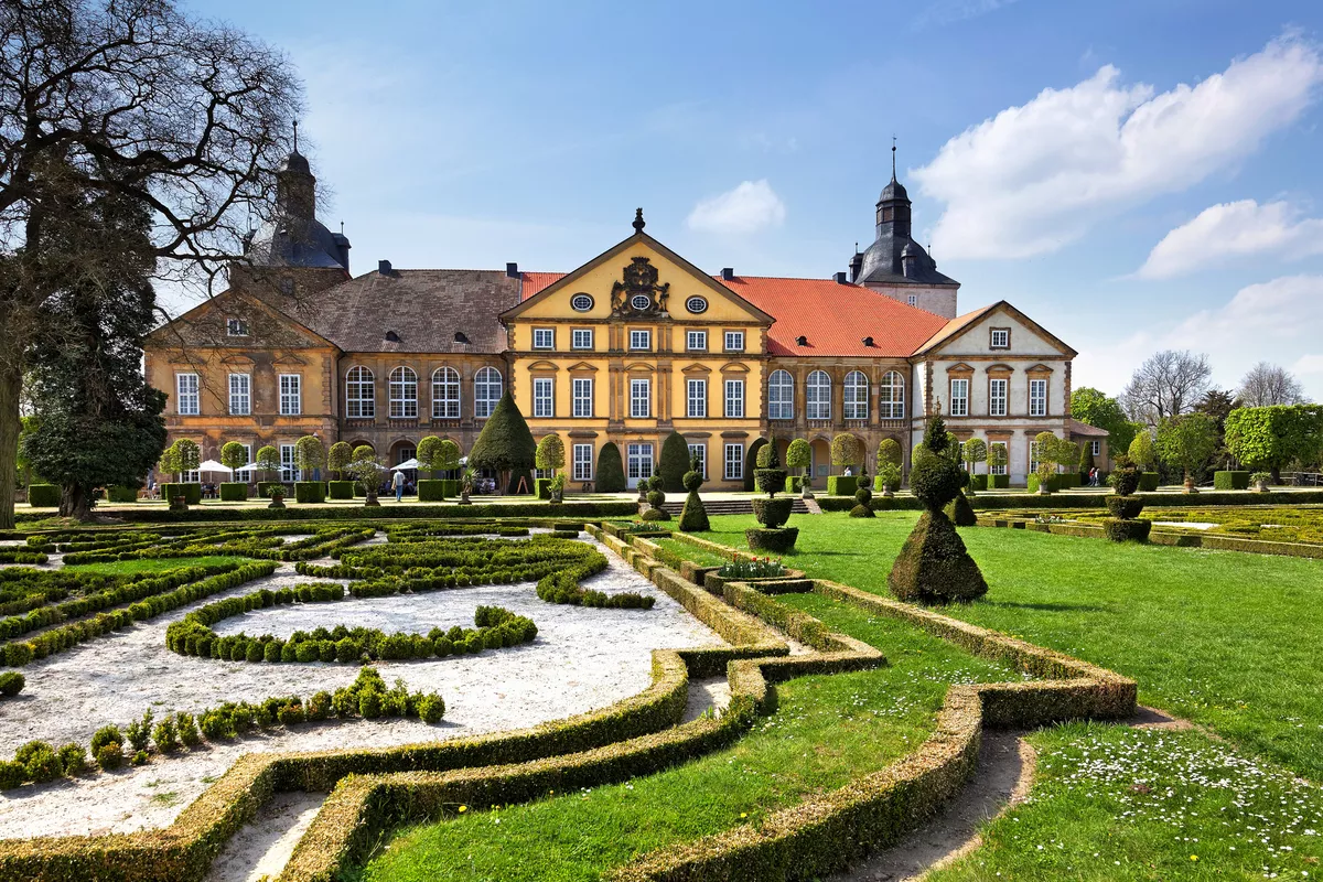 Schloss Hundisburg bei Magdeburg - ©fotobeam.de - stock.adobe.com