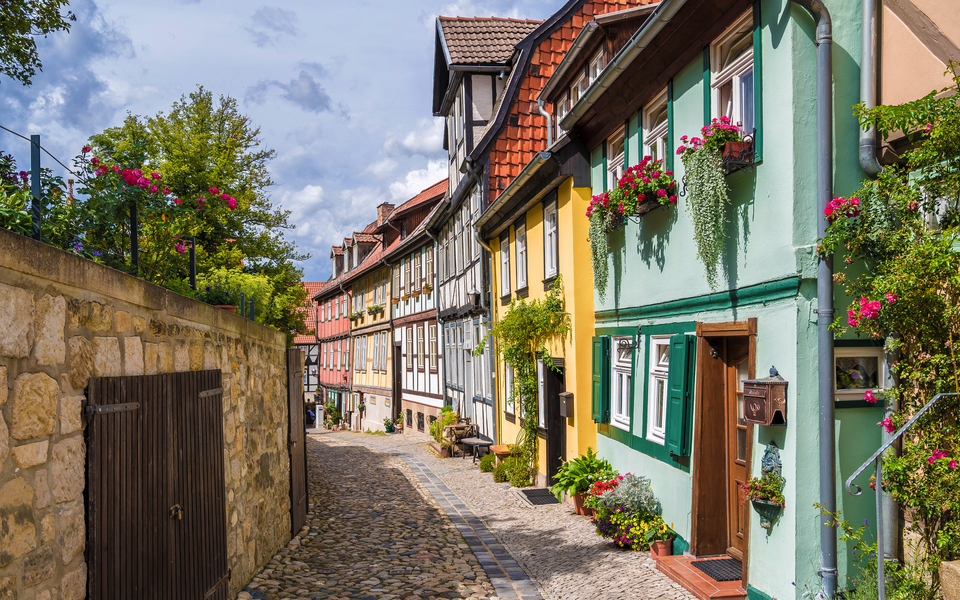 malerische Gasse in der Altstadt von Quedlinburg - © Ralf Geithe - stock.adobe.com