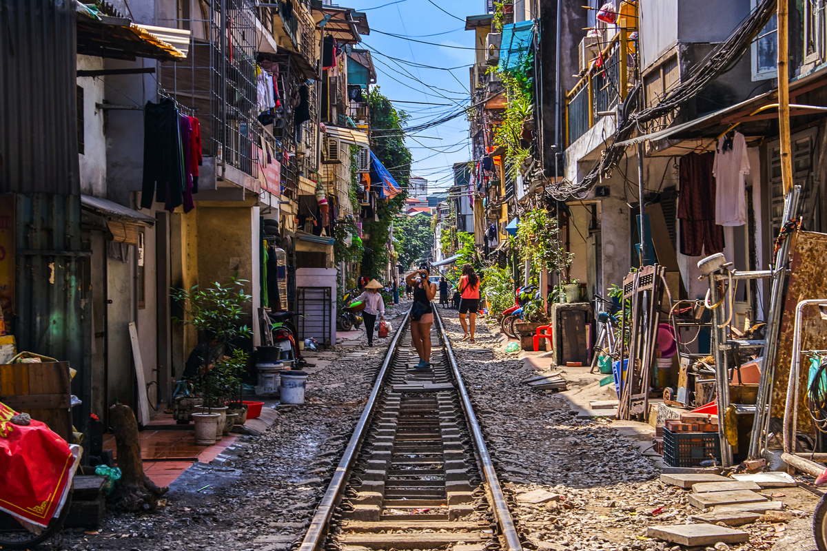 Hanoi Train Street - © Alexey Pelikh - stock.adobe.com