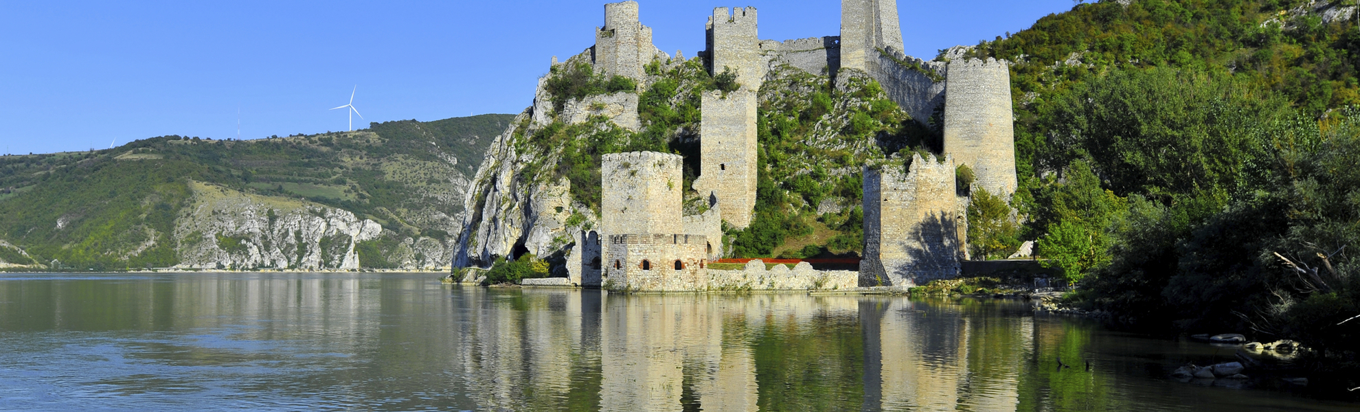 Festung Golubac an der Donau - © shutterstock_220818883