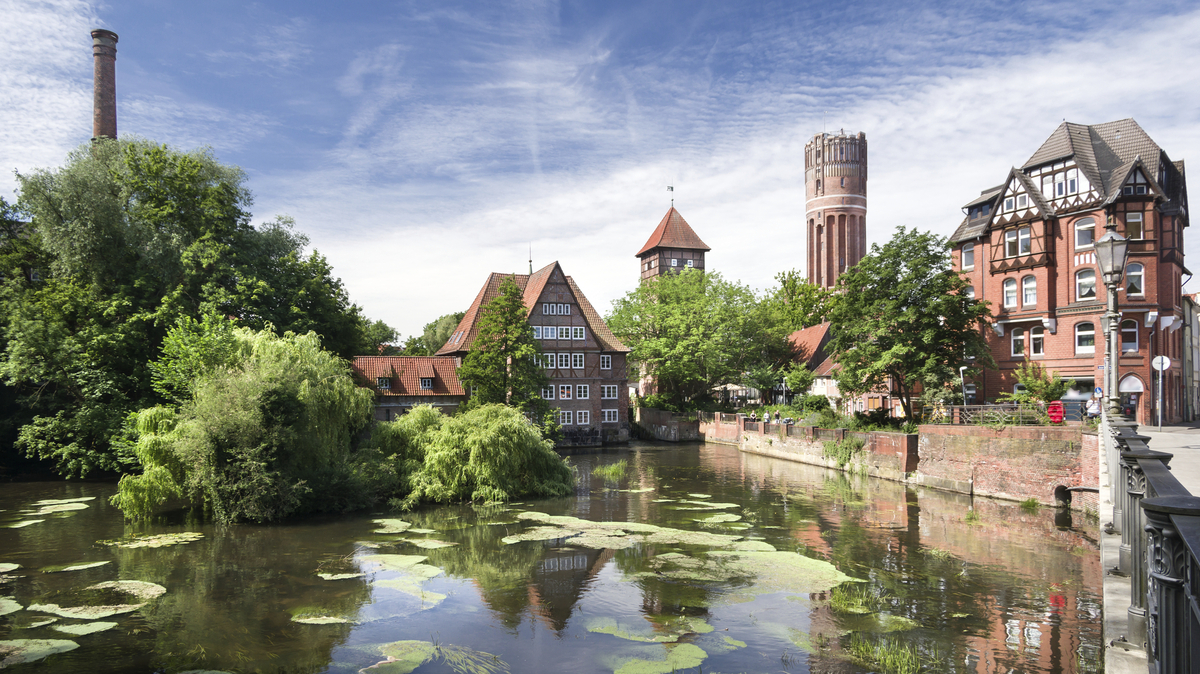 Lüneburg Bei der Ratsmühle im Sommer entzerrt - © Carl-JÃ¼rgen Bautsch - stock.adobe.com